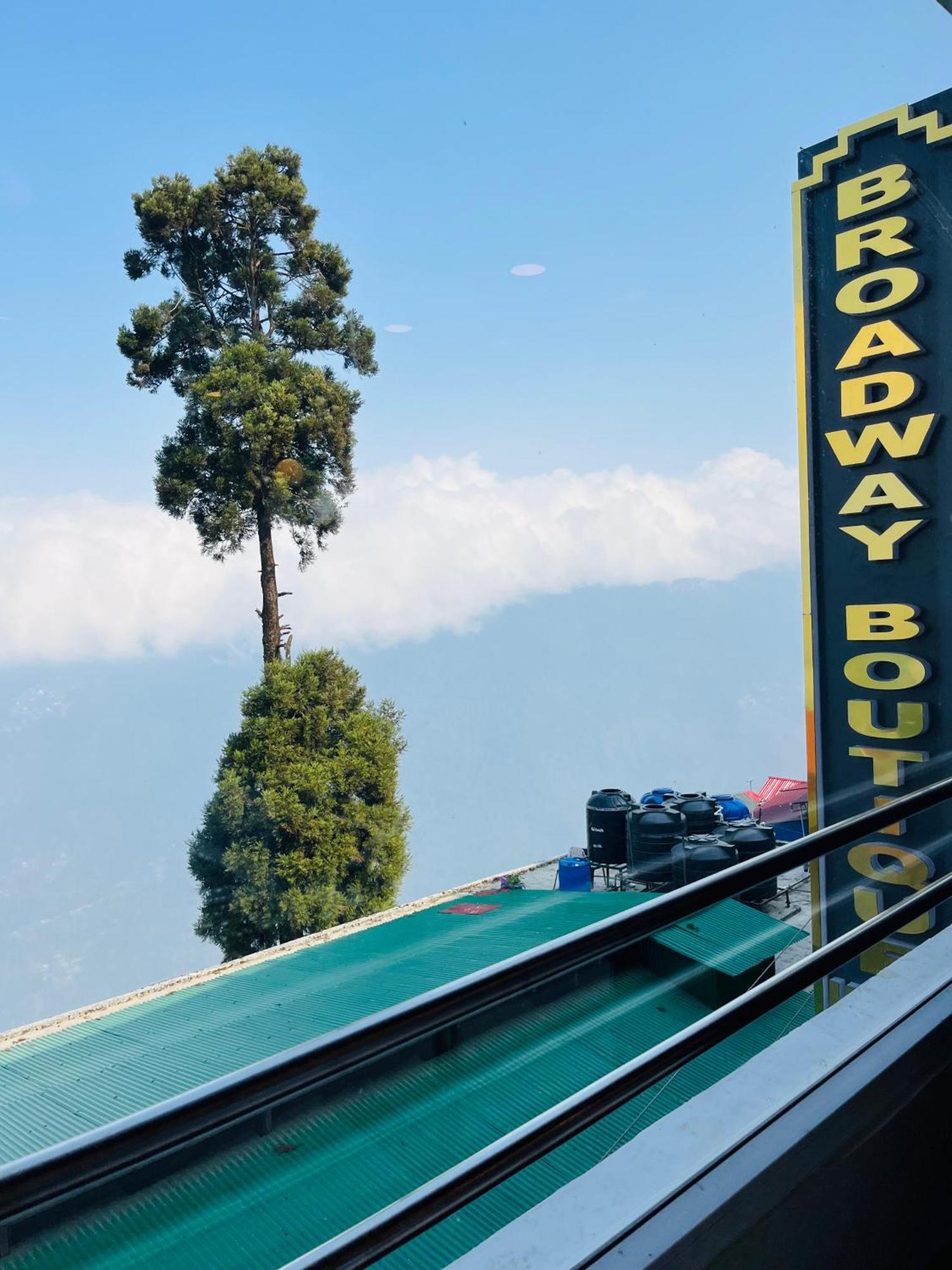 Luxury Stay At Hotel Broadway Boutique Mall Road Chowrasta Near Mahakal Temple Darjeeling  Ngoại thất bức ảnh