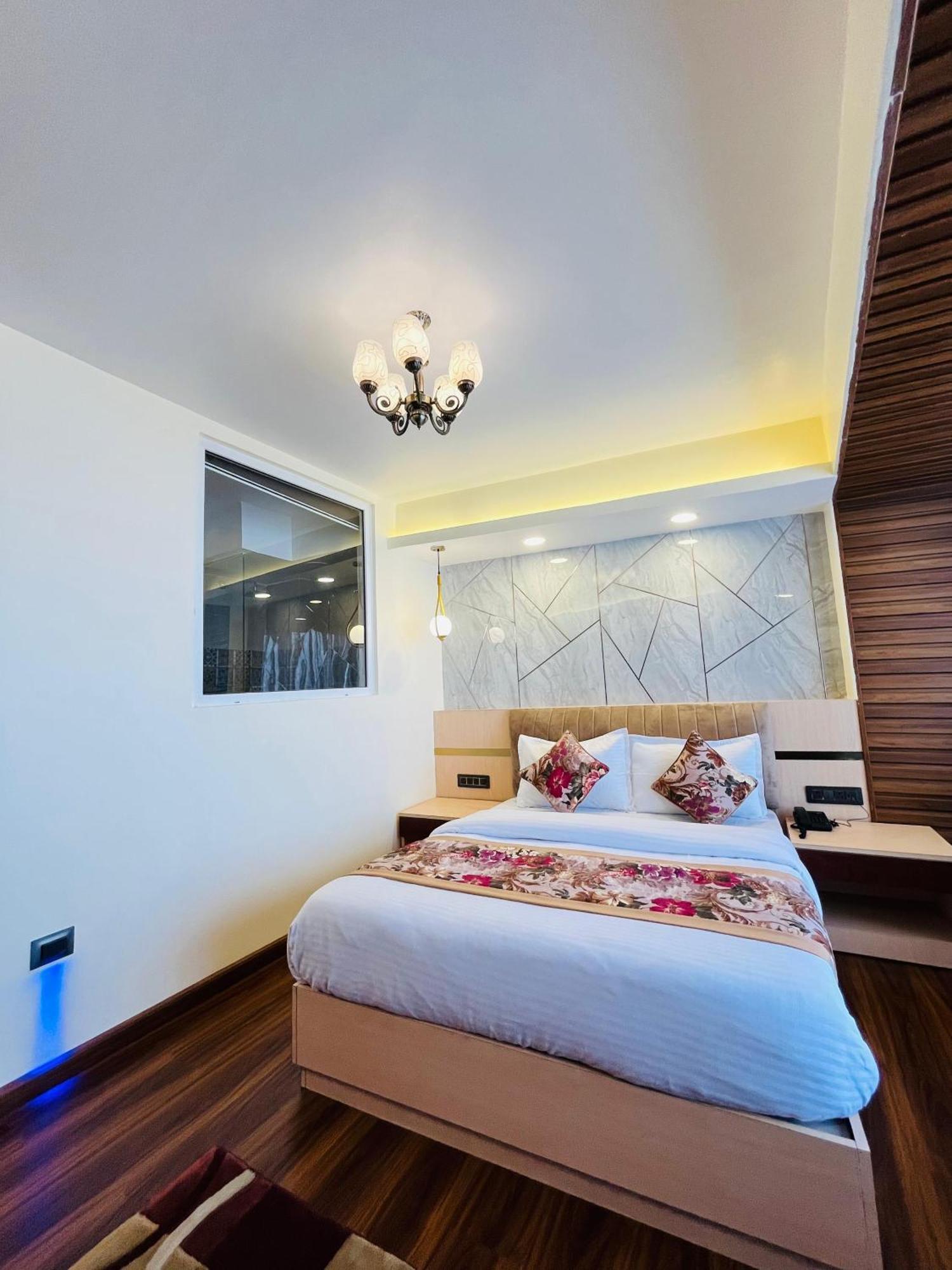Luxury Stay At Hotel Broadway Boutique Mall Road Chowrasta Near Mahakal Temple Darjeeling  Ngoại thất bức ảnh