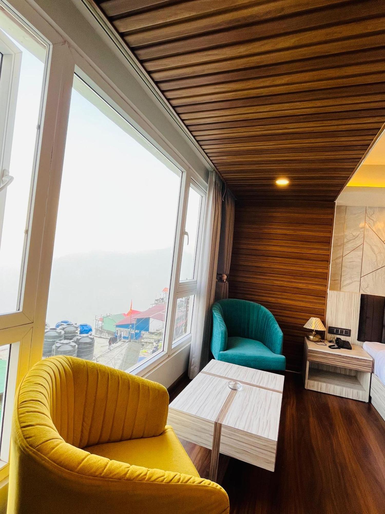 Luxury Stay At Hotel Broadway Boutique Mall Road Chowrasta Near Mahakal Temple Darjeeling  Ngoại thất bức ảnh