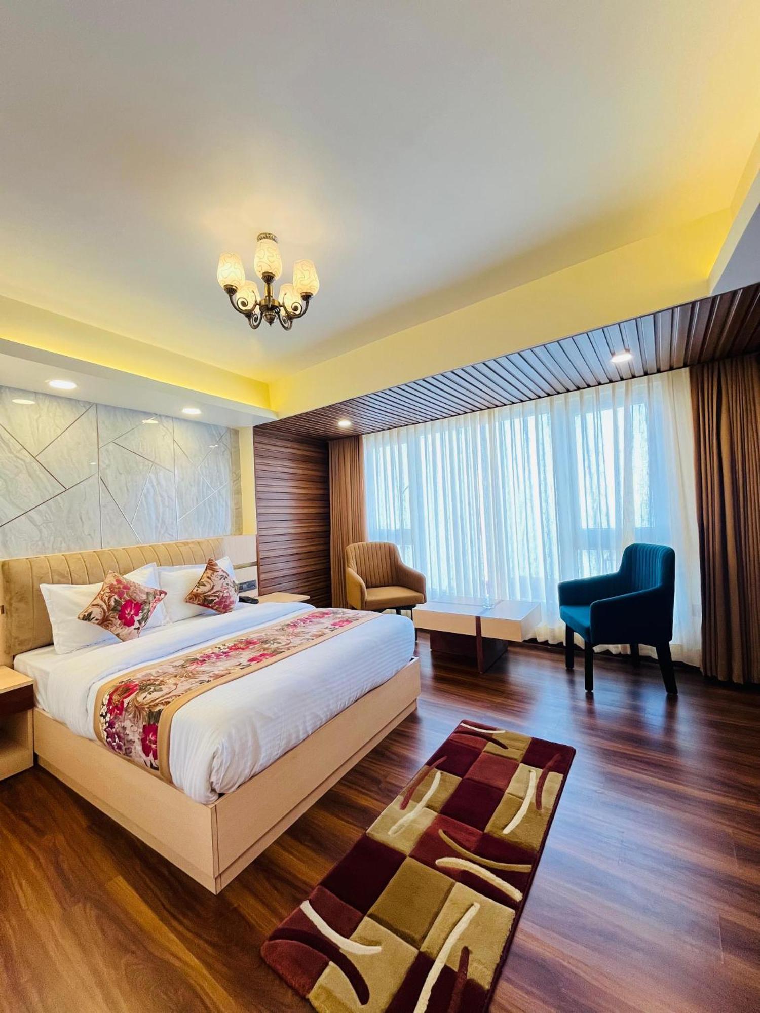 Luxury Stay At Hotel Broadway Boutique Mall Road Chowrasta Near Mahakal Temple Darjeeling  Ngoại thất bức ảnh