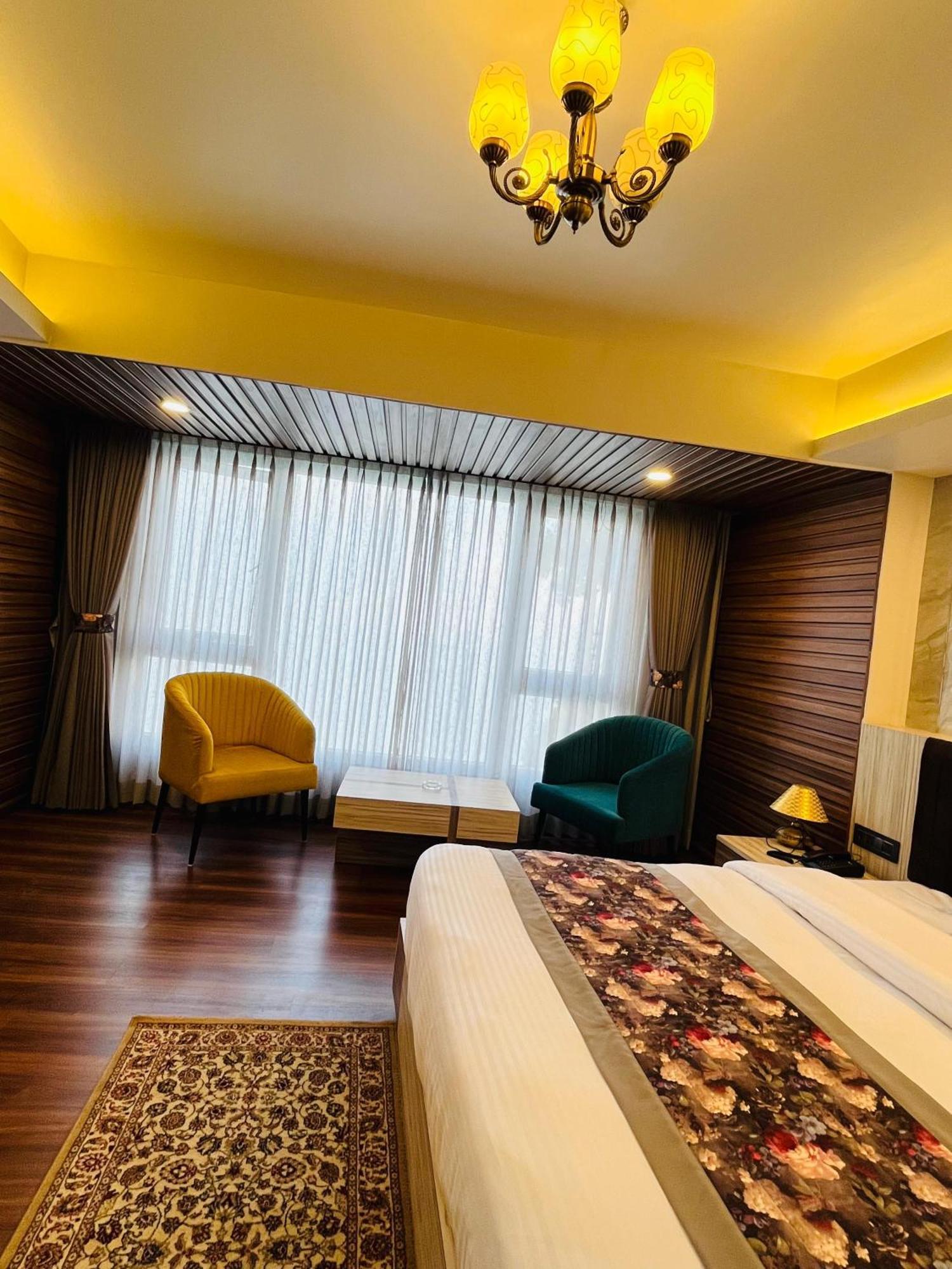 Luxury Stay At Hotel Broadway Boutique Mall Road Chowrasta Near Mahakal Temple Darjeeling  Ngoại thất bức ảnh