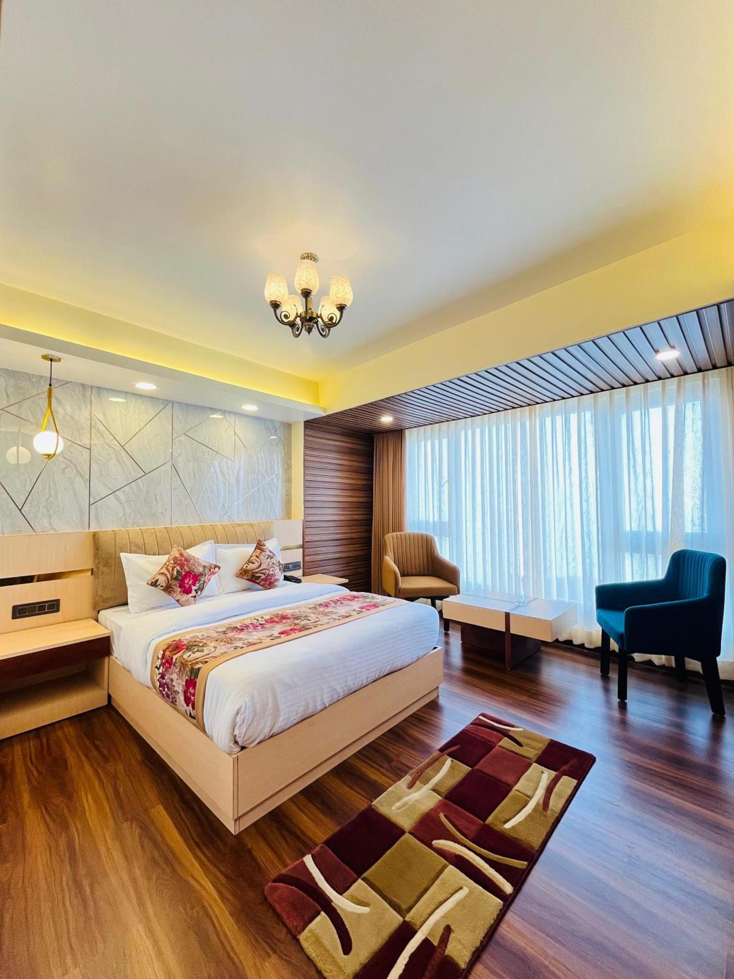 Luxury Stay At Hotel Broadway Boutique Mall Road Chowrasta Near Mahakal Temple Darjeeling  Ngoại thất bức ảnh