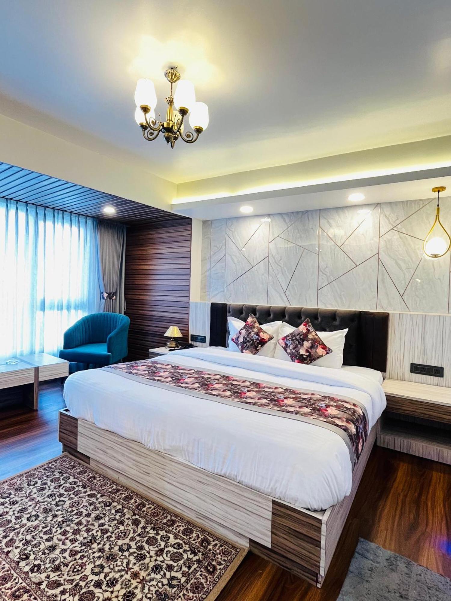 Luxury Stay At Hotel Broadway Boutique Mall Road Chowrasta Near Mahakal Temple Darjeeling  Ngoại thất bức ảnh