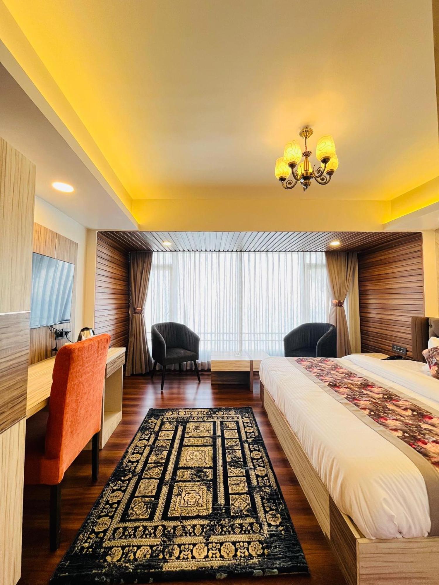 Luxury Stay At Hotel Broadway Boutique Mall Road Chowrasta Near Mahakal Temple Darjeeling  Ngoại thất bức ảnh