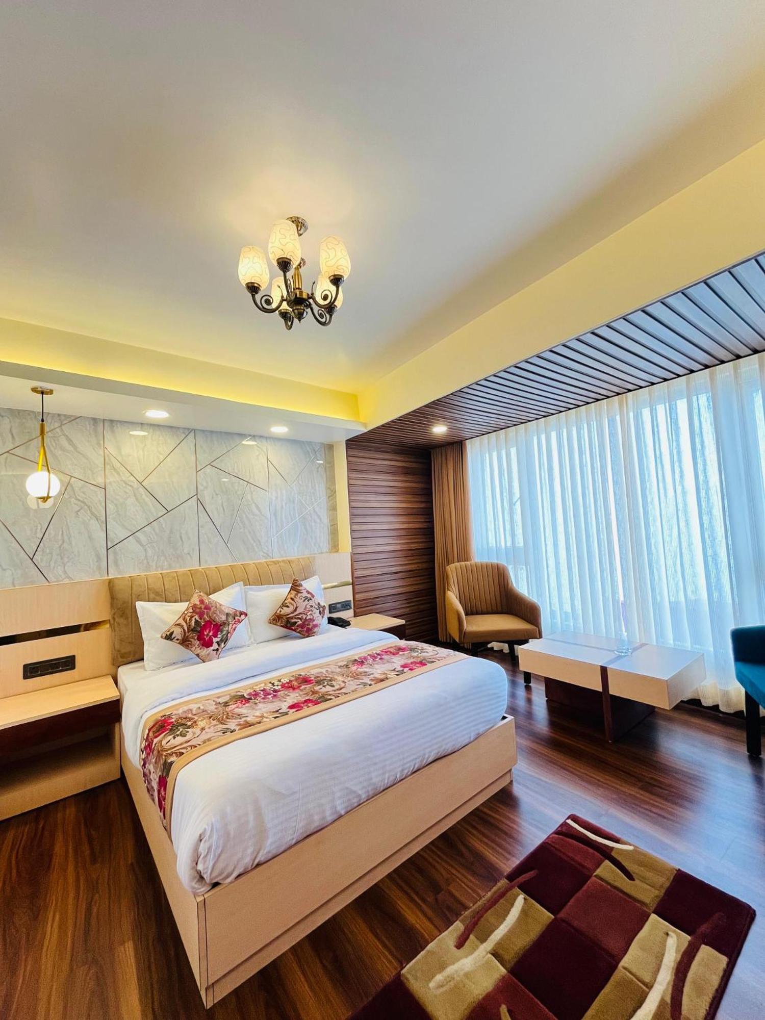 Luxury Stay At Hotel Broadway Boutique Mall Road Chowrasta Near Mahakal Temple Darjeeling  Ngoại thất bức ảnh