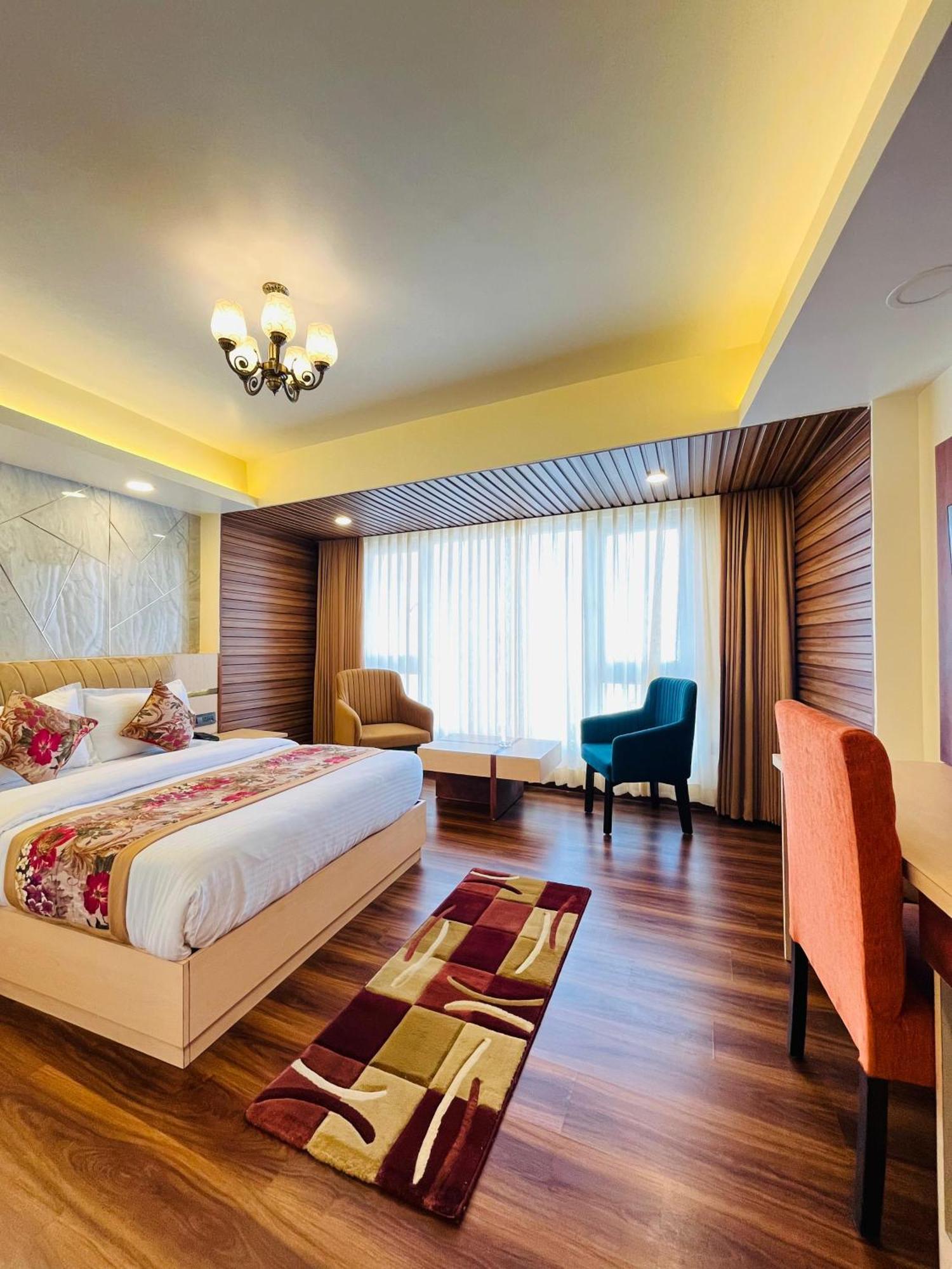 Luxury Stay At Hotel Broadway Boutique Mall Road Chowrasta Near Mahakal Temple Darjeeling  Ngoại thất bức ảnh