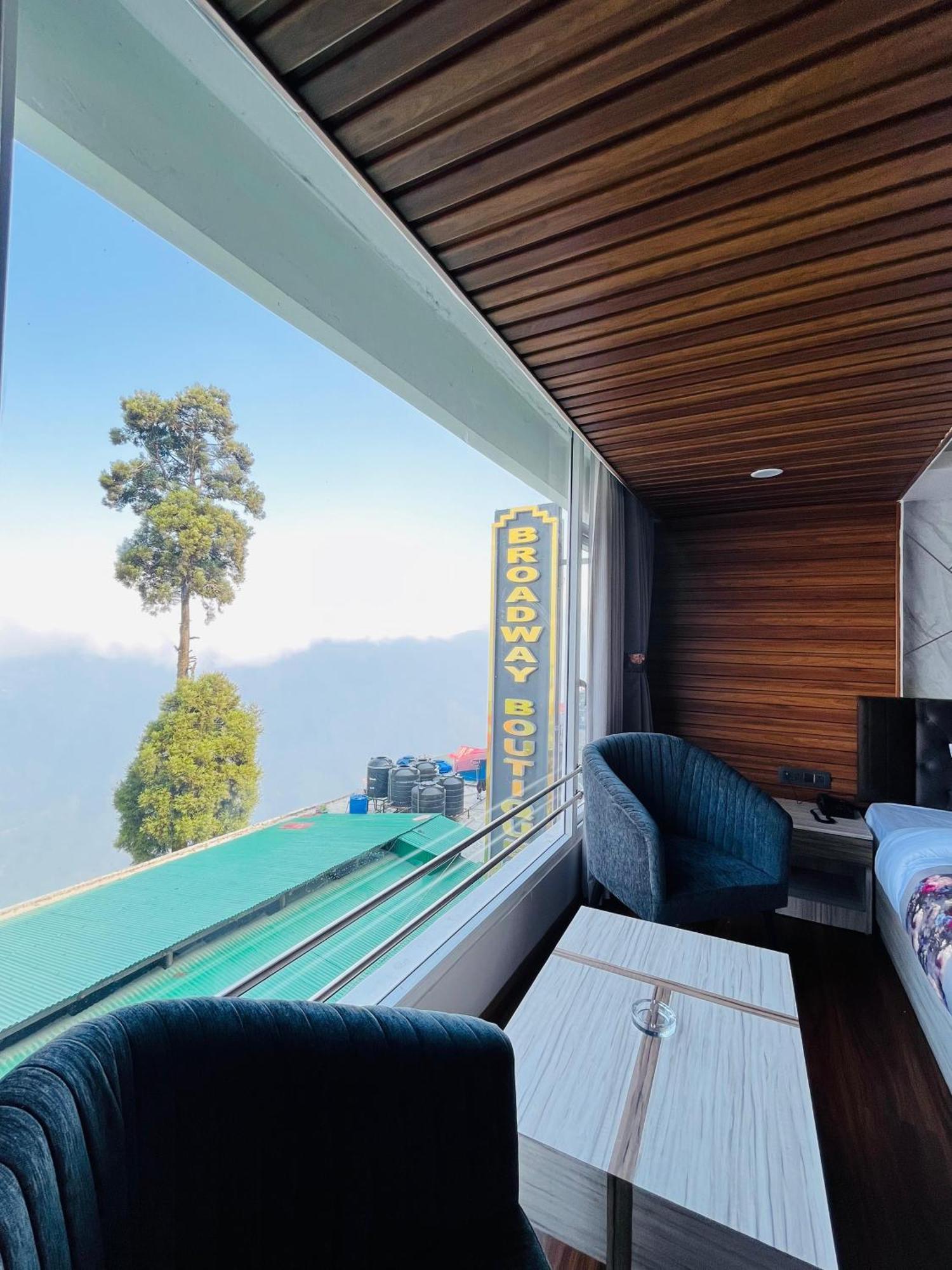 Luxury Stay At Hotel Broadway Boutique Mall Road Chowrasta Near Mahakal Temple Darjeeling  Ngoại thất bức ảnh