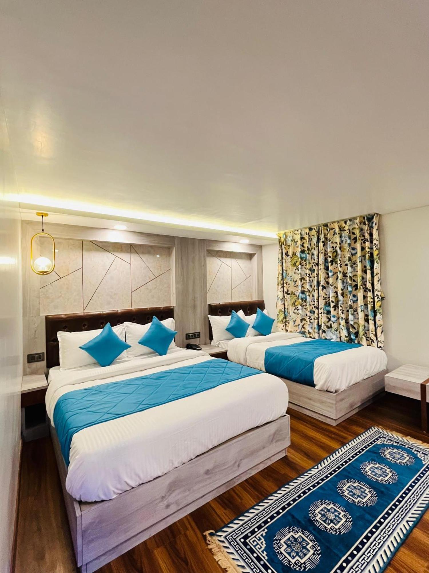Luxury Stay At Hotel Broadway Boutique Mall Road Chowrasta Near Mahakal Temple Darjeeling  Ngoại thất bức ảnh