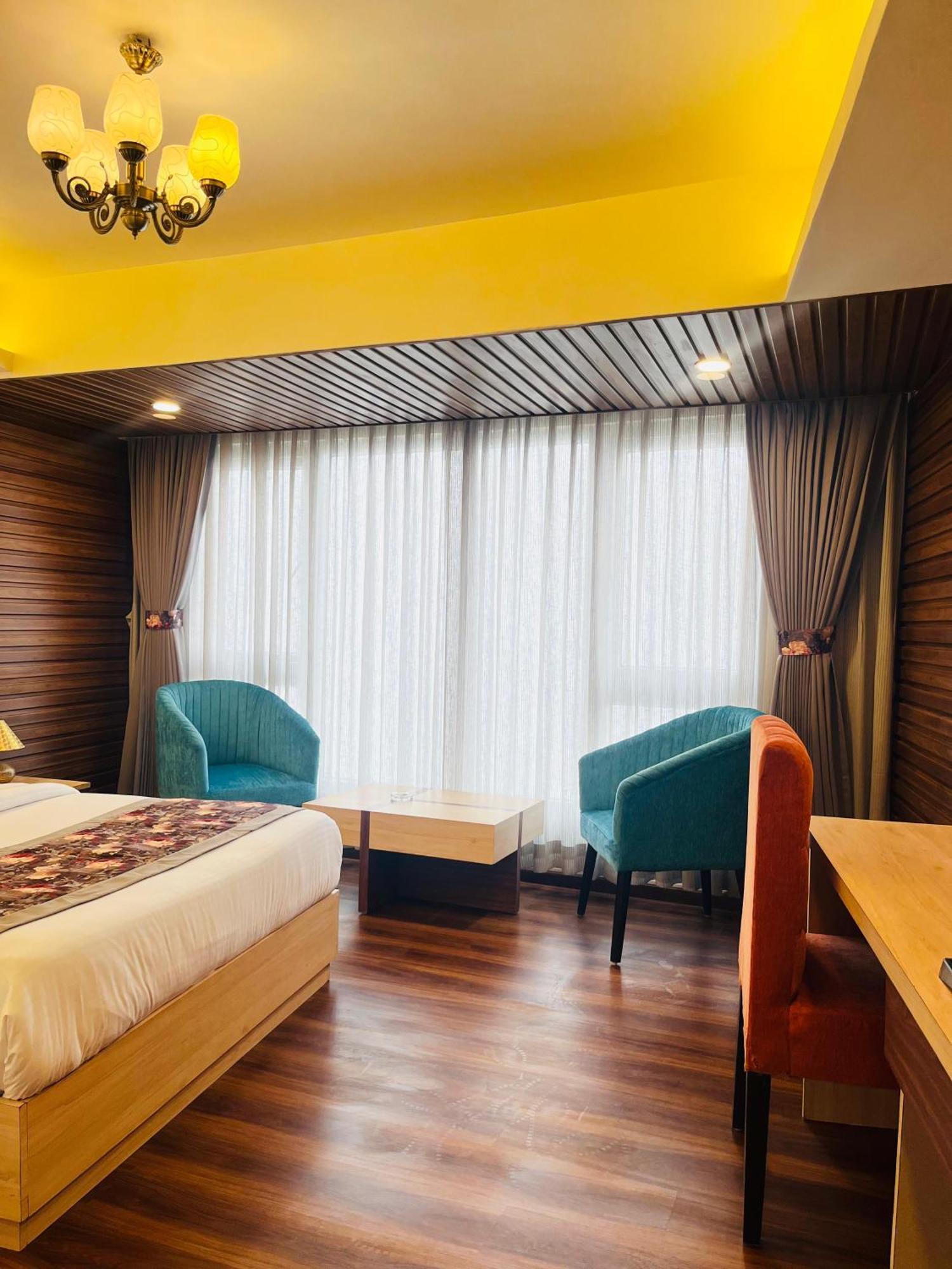 Luxury Stay At Hotel Broadway Boutique Mall Road Chowrasta Near Mahakal Temple Darjeeling  Ngoại thất bức ảnh