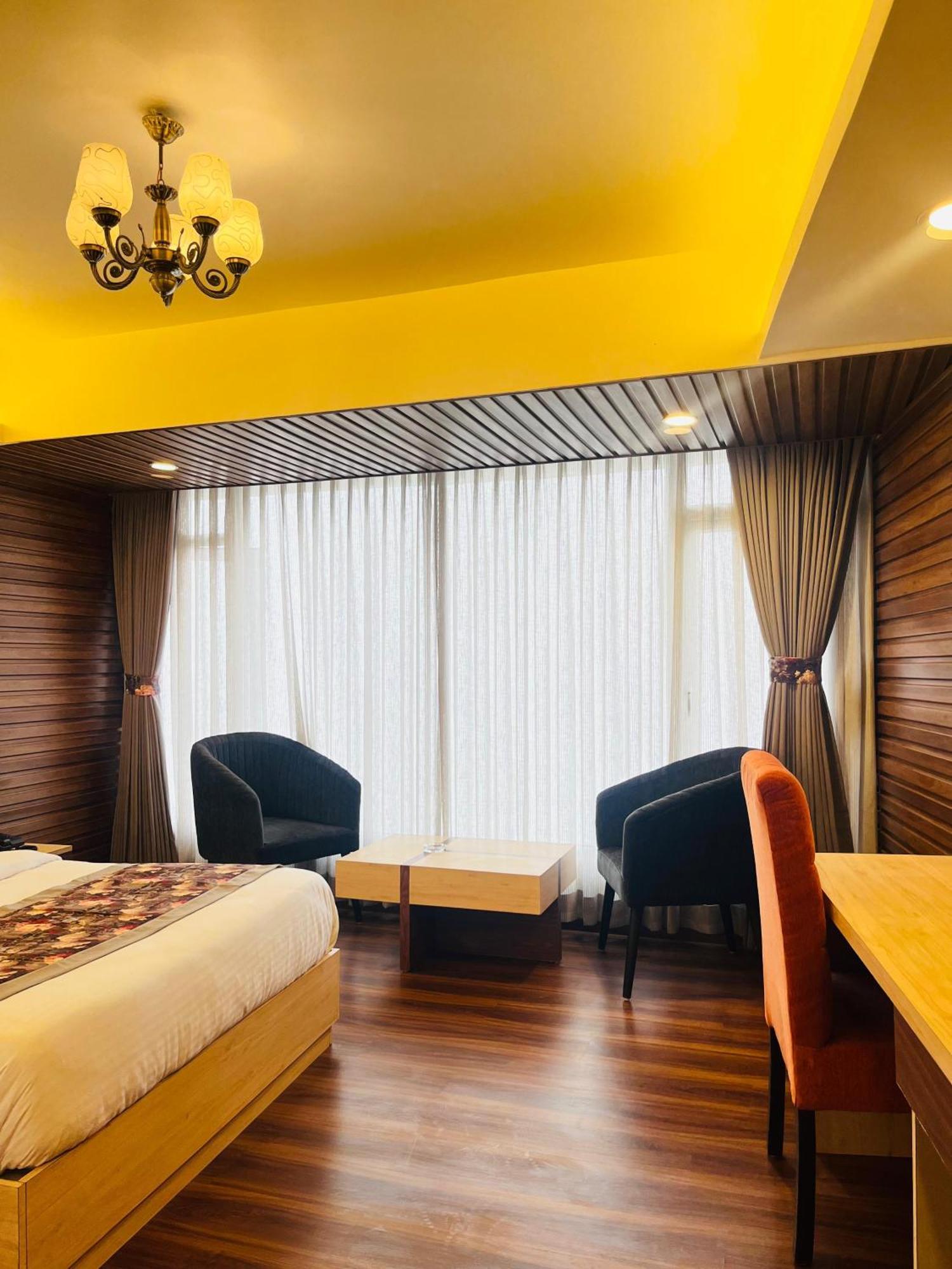 Luxury Stay At Hotel Broadway Boutique Mall Road Chowrasta Near Mahakal Temple Darjeeling  Ngoại thất bức ảnh